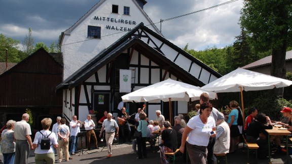 Gäste am Mühlentag vor der Mittelirser Walzenmühle.