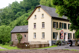 Das Bild zeigt die Kupfersiiefer Mühle mit ihrer gelben Fassade.