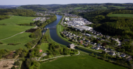 Luftbild eines Flusses mit Mühle