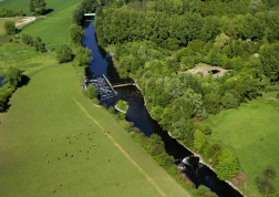 Das Bild zeigt das Wehr der Reuschenberger Mühle aus der Luft.